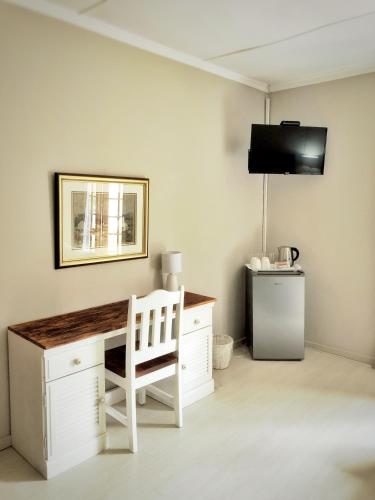 TV a/nebo společenská místnost v ubytování Louvre Guesthouse