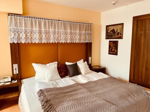 Postel nebo postele na pokoji v ubytování Tante ALMA's Mannheimer Hotel