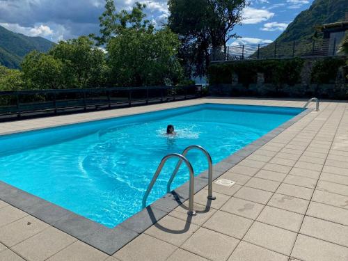 Bazén v ubytování Residenza I Laghi nebo v jeho okolí