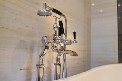 Un baño de The Xara Palace Relais & Chateaux