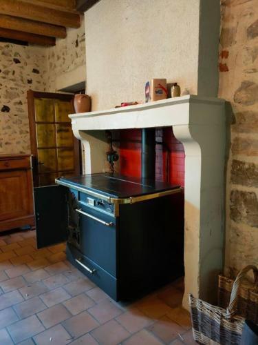 - une cuisine avec une cuisinière dans l'établissement 