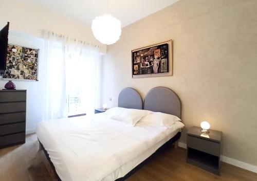 カンヌにあるViva Riviera - Modern Brand New 1 Bedroom Palais Fochのベッドルーム(白いベッド1台、大きな窓付)