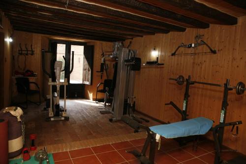 una habitación con un gimnasio con equipamiento. en HABITACIONES LAS TERMAS, en Guadix