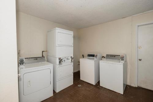 a laundry room with two washers and two machines at Red Roof Inn Morgan City in Morgan City