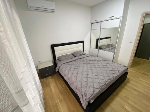 Un pat sau paturi într-o cameră la ROYAL KING Apartment