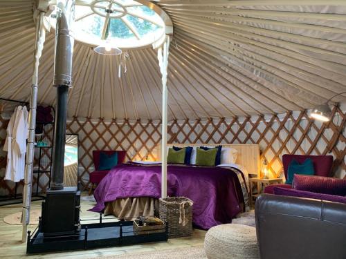 Vuode tai vuoteita majoituspaikassa Luxury Yurt with Hot Tub - pre-heated for your arrival