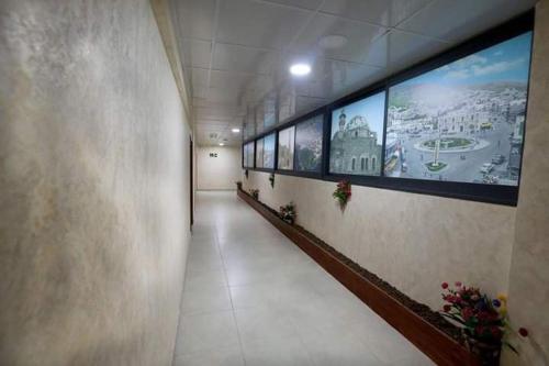 einen Flur mit Großbildschirm in einem Gebäude in der Unterkunft MERYLAND in Ramallah