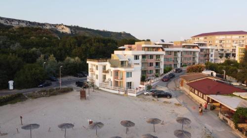 an aerial view of a city with umbrellas at Sea Paradise Apartment Complex in Kavarna