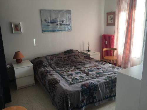 une chambre avec un lit, une table et une chaise dans l'établissement La Mitre, à Toulon