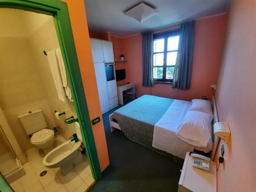 - une chambre avec un lit, des toilettes et un lavabo dans l'établissement Ducathotel, à Torrile