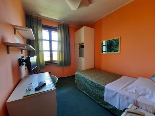 a hotel room with a bed and a desk at Ducathotel in Torrile