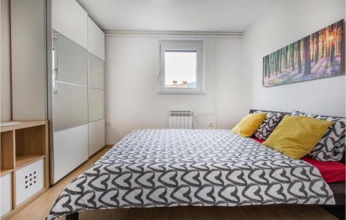 Postel nebo postele na pokoji v ubytování Gorgeous Apartment In Koper With Kitchen