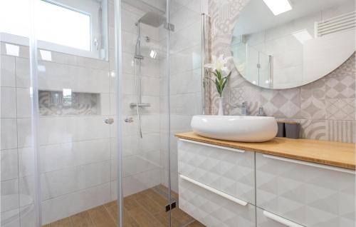 Koupelna v ubytování Gorgeous Apartment In Koper With Kitchen
