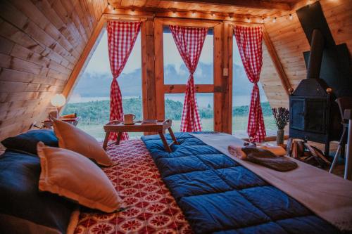 La EsperanzaにあるGlamping y cabañas en Neusa Cundinamarcaのベッドルーム(大型ベッド1台、大きな窓付)