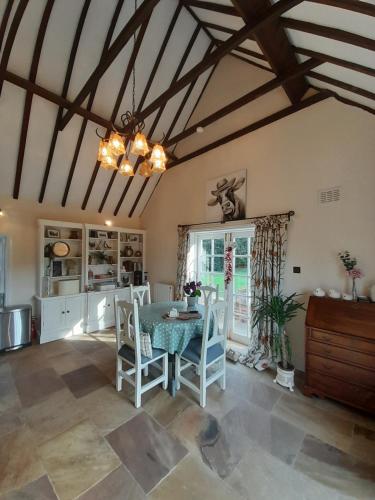 - une cuisine et une salle à manger avec une table et des chaises dans l'établissement Clumber Lane End Farm, à Worksop