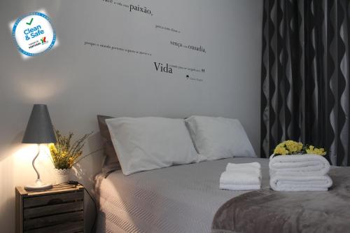 a bedroom with a bed with towels on it at Casa do Rio - Penacova in Raiva