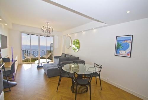 un salon avec une table et un canapé dans l'établissement Holiday Vigie Promenade, à Nice