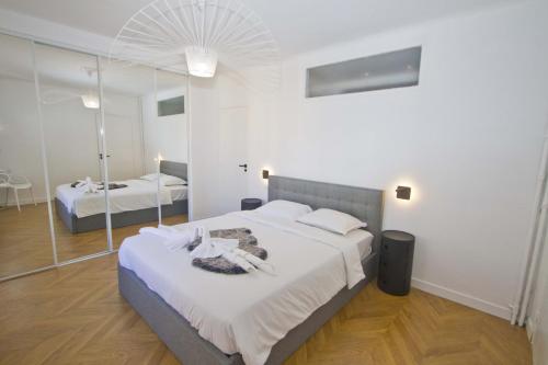 une chambre avec un grand lit et un miroir dans l'établissement Holiday Vigie Promenade, à Nice