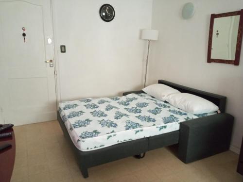 1 dormitorio con 1 cama con edredón en 1 Ambiente PLENO CENTRO-1 cuadra CASINO-PEATONAL-Playa PUNTA IGLESIAS-POPULAR en Mar del Plata