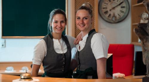 dwie dziewczyny w klasie pozujące do zdjęcia w obiekcie Hotel Leitenhof 4 Sterne Superior w mieście Scheffau am Wilden Kaiser