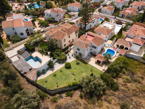 Villa Almalovia - 4 Bedroom Villa with Private Pool & garden near Nerja