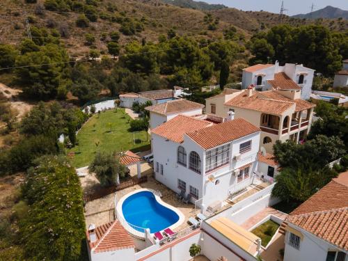 Villa Almalovia - 4 Bedroom Villa with Private Pool & garden near Nerja
