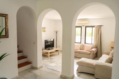 Villa Almalovia - 4 Bedroom Villa with Private Pool & garden near Nerja