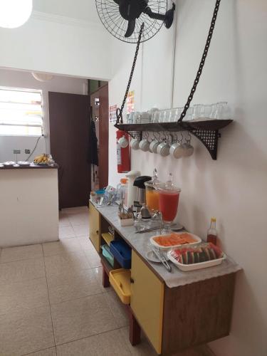 Una cocina con una encimera con comida encima. en Canema Pousada, en Arraial do Cabo