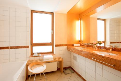 Ein Badezimmer in der Unterkunft Vienna House Remarque Osnabrück