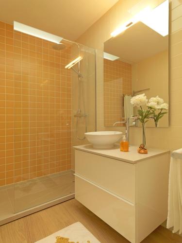 a bathroom with a sink and a mirror at Casa de Mellares in Melres