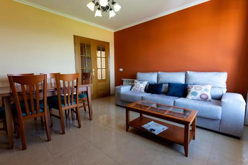 福斯的住宿－Playa de Llas，客厅配有沙发和桌子