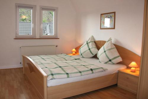 コッヘムにあるApartment Sonnenscheinの小さなベッドルーム(ベッド1台、窓2つ付)が備わります。
