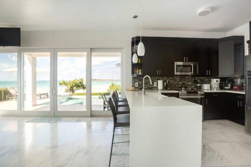 Una cocina o zona de cocina en SulMare at Sapodilla Bay Luxury villas
