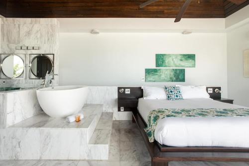 Cama o camas de una habitación en SulMare at Sapodilla Bay Luxury villas