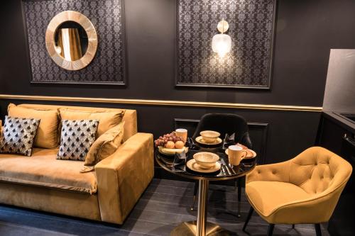 un salon avec un canapé et une table dans l'établissement Superbe Appartement avec Jacuzzi..., à Villefranche-sur-Saône