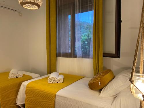 2 camas en una habitación con ventana en Apartamento rural Prunus avium, en Cambrón