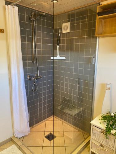 Ванная комната в A Vesterhav - tæt på 18b og hotel