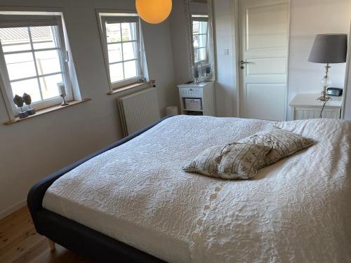A bed or beds in a room at A Vesterhav - tæt på 18b og hotel