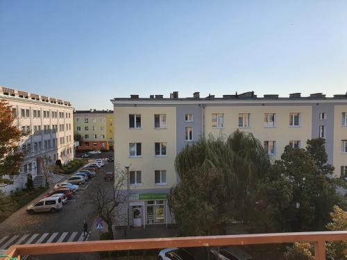 Blick auf eine Stadt mit Gebäuden und einem Parkplatz in der Unterkunft Centrum Apartament in Konin