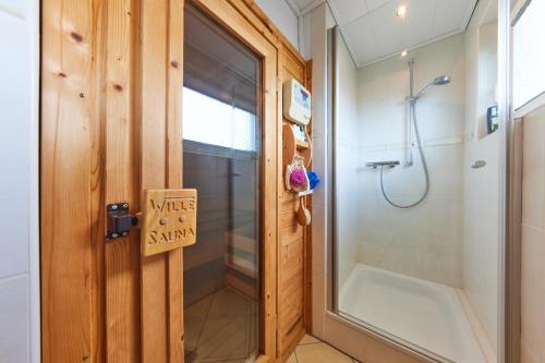 uma casa de banho com um chuveiro e uma porta com uma placa em Entspannung Pur em Herford