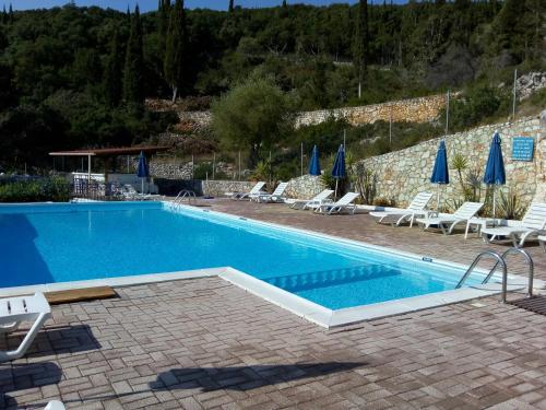 Swimmingpoolen hos eller tæt på KAMINAKIA Apartments - Adults only policy - Breathtaking sea views from every balcony - Sheltered on both sides by an evergreen cypress forest - A sun drenched, heavenly quiet, naturalistic oasis with a large swimming pool exclusively for guests' use
