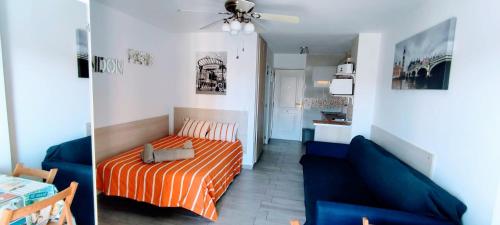 ベナルマデナにあるBenalmadena Aguila apartment sea viewのベッドルーム(ベッド1台、青いソファ付)