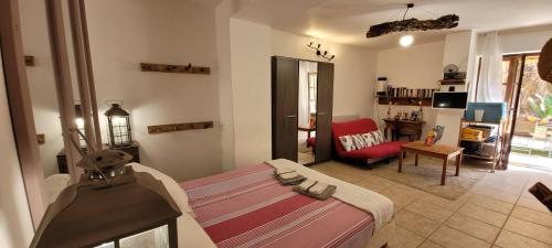 een woonkamer met een bed en een bank bij Gites San Austinu in Petreto-Bicchisano