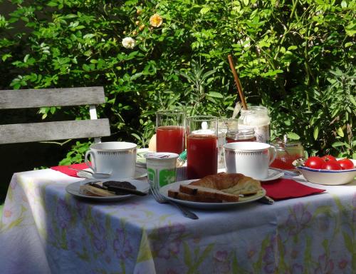 een tafel met een bord eten erop bij Bévau - B&B bio in Trampot