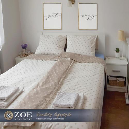 - une chambre avec un lit doté de draps et d'oreillers blancs dans l'établissement ZOE apartment, à Vršac
