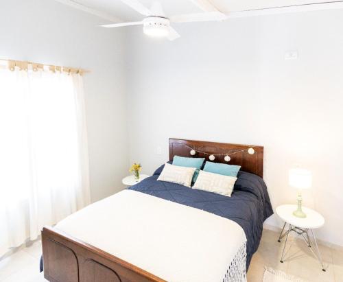 um quarto com uma cama com lençóis azuis e brancos em casa quinta, alquiler temporario em Toay