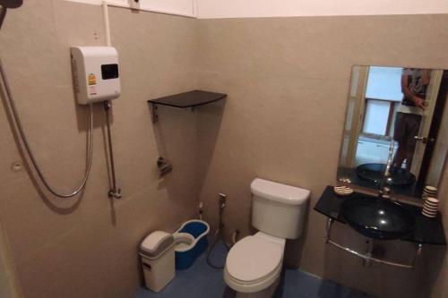 Ένα μπάνιο στο Number SIX house for up to 5 guests with 2 bedrooms