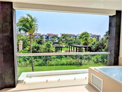 Habitación con ventana grande con vistas a la piscina en Mareazul Luxury Beach Front, en Playa del Carmen
