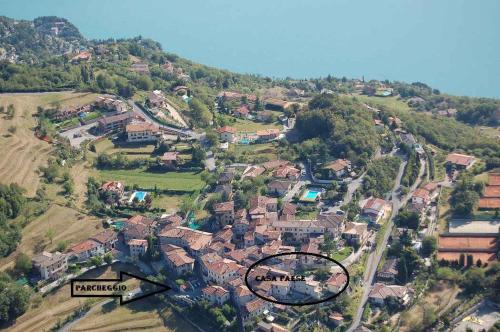 uma vista aérea de uma aldeia numa colina em Apartment in Tremosine - Gardasee 22276 em Tremosine Sul Garda