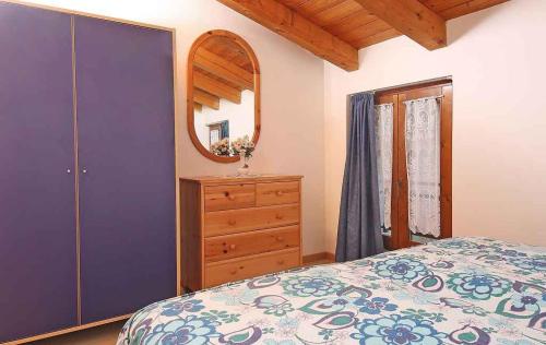 um quarto com uma cama, uma cómoda e um espelho em Apartment in Tremosine - Gardasee 22276 em Tremosine Sul Garda